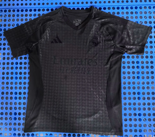 Maillots de football spéciaux tout noirs du Real Madrid, version fans 25/26