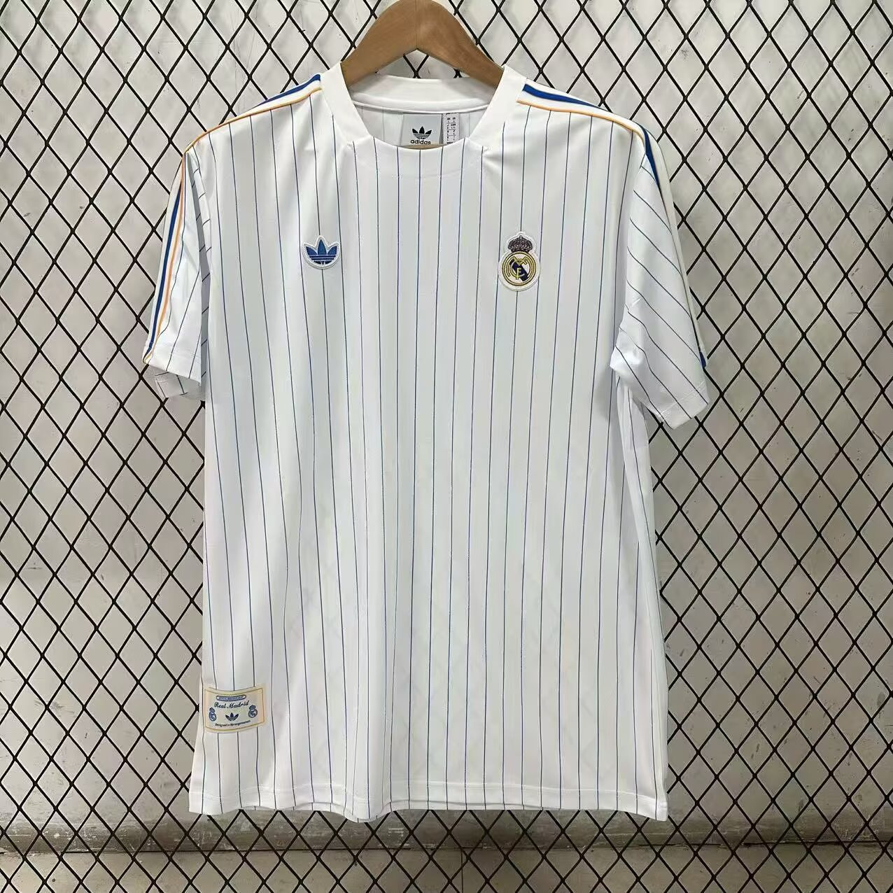 Édition rétro blanche du Real Madrid 25/26