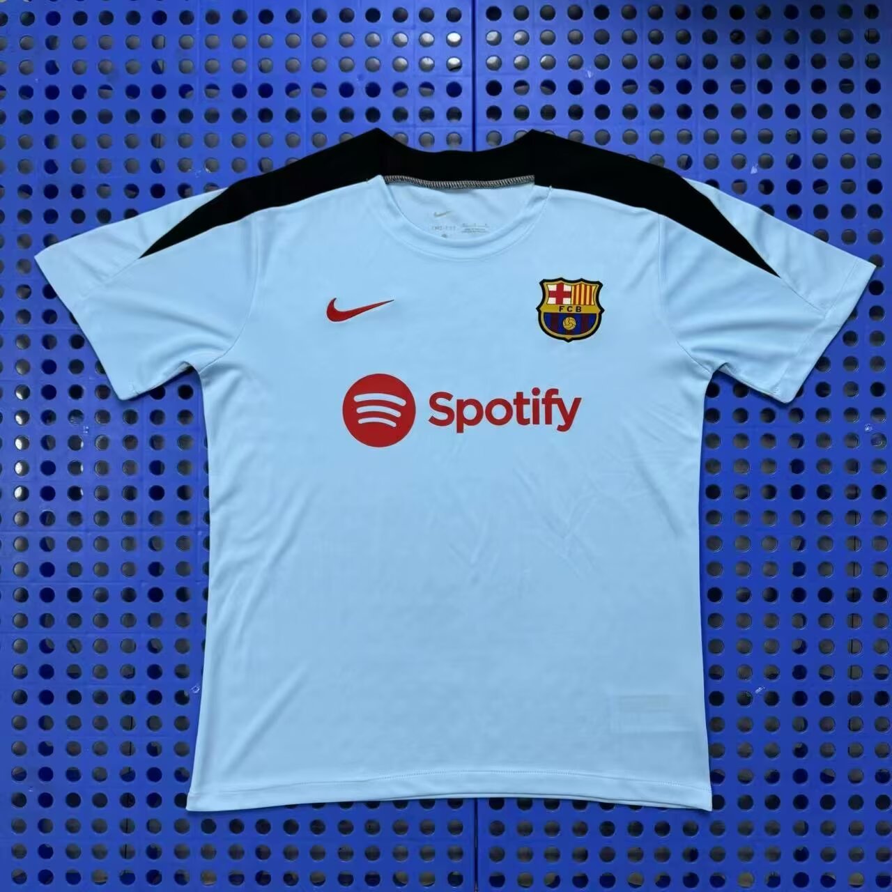 Tenue d'entraînement bleu clair du FC Barcelone version supporters 25/26