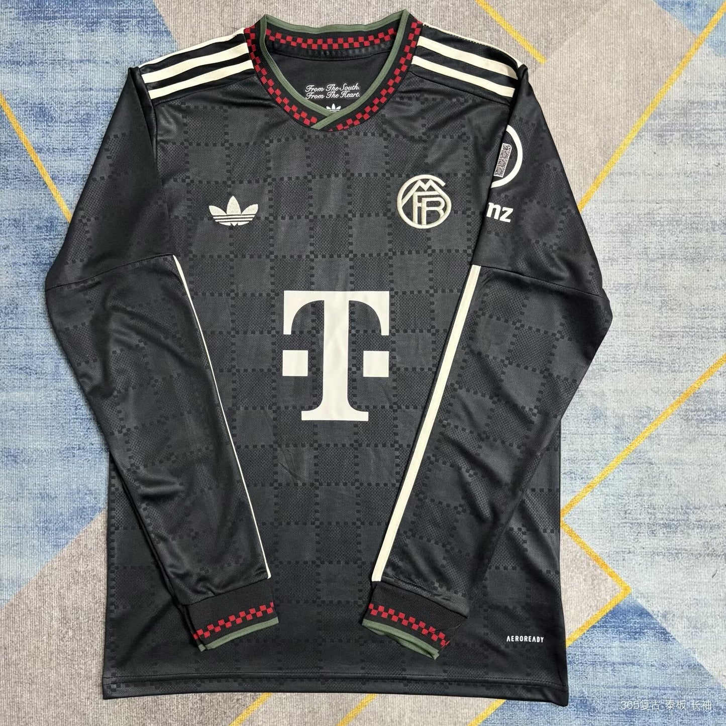 Maillot à manches longues pour le deuxième déplacement du Bayern Munich, version supporters 25/26