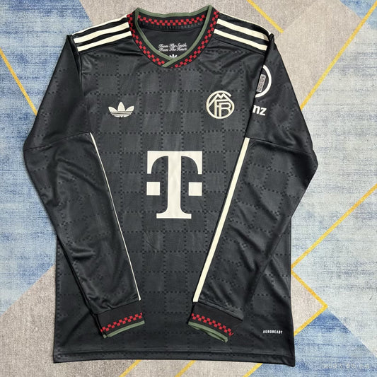 Maillot à manches longues pour le deuxième déplacement du Bayern Munich, version supporters 25/26