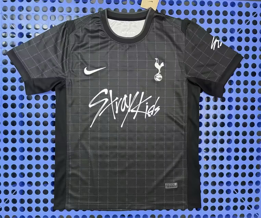 Version Fans 25/26 Version publicitaire co-marquée Tottenham Hotspur