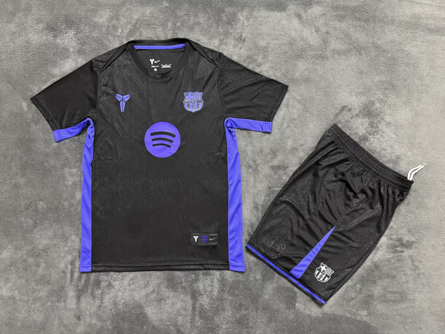 Maillots adultes 25/26 Barcelona Kobe co-brandés édition en noir