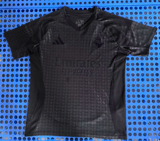 Maillots de football spéciaux tout noirs du Real Madrid, version fans 25/26