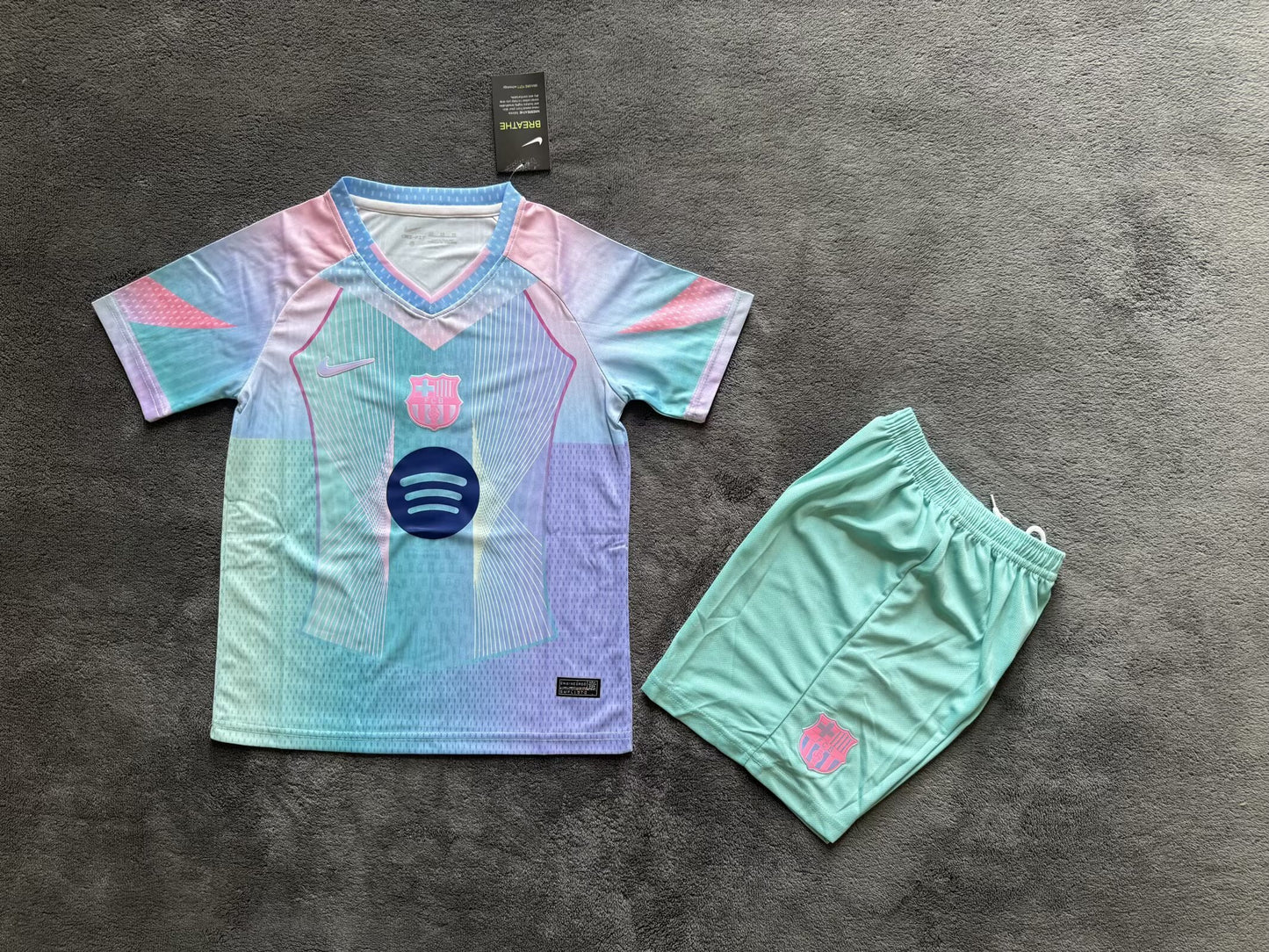 Kits enfants 25/26 édition spéciale Barcelone vert clair rose