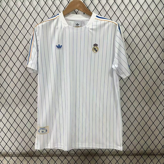 Édition rétro blanche du Real Madrid 25/26