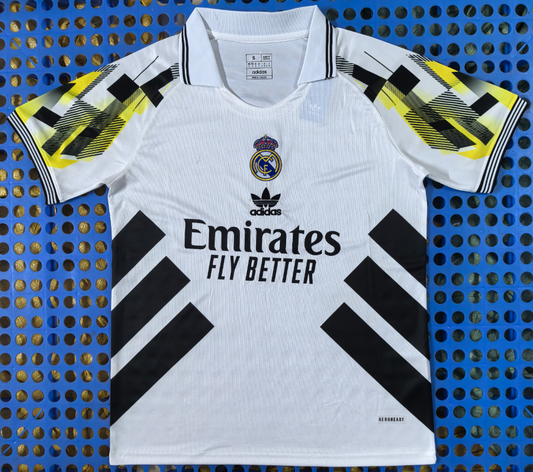 Tenue d'entraînement pré-match blanche à trèfle du Real Madrid version 25/26 pour les supporters