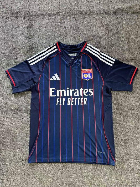 Version supporters 25/26 Lyon à l'extérieur