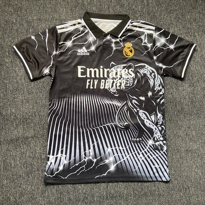Version Fans 24/25 spécial Real Madrid