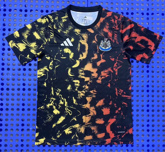 Uniforme d'entraînement pré-match coloré de Newcastle United, version 25/26 pour les fans